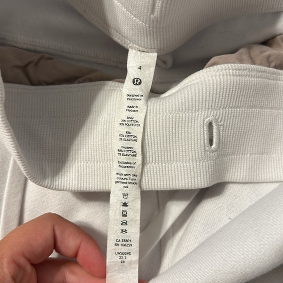 White Lululemon sweatpants size 4 not available to buy anymore - Picture 3 of 3